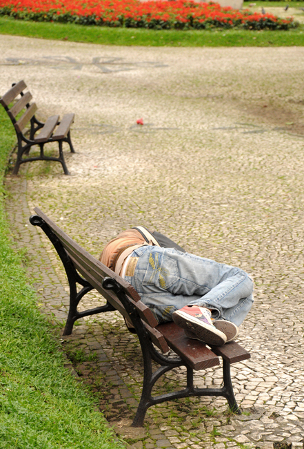 Um garoto dorme na praça Santos Andrade. - Curitiba - Ygor Raduy.