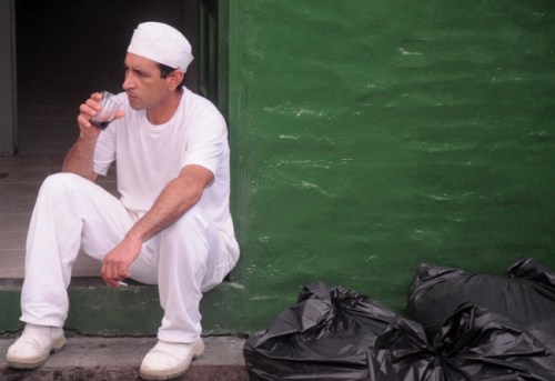 Um homem bebe café e fuma na pausa do trabalho. - Curitiba - Ygor Raduy.