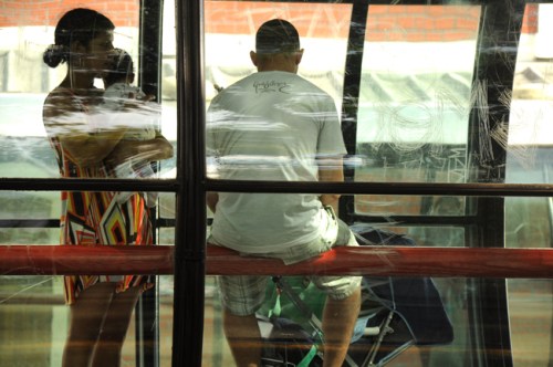 Um casal com bebê espera o ônibus. - Curitiba - Ygor Raduy.