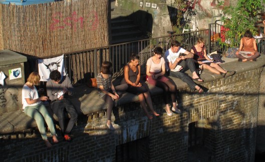 Die jungen Berliner, die Pausa und der Fluß des Samstages - Berlin - Ísis Fernandes