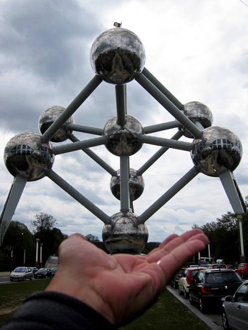I have the world in my hand | Brussels | Jaime Scatena