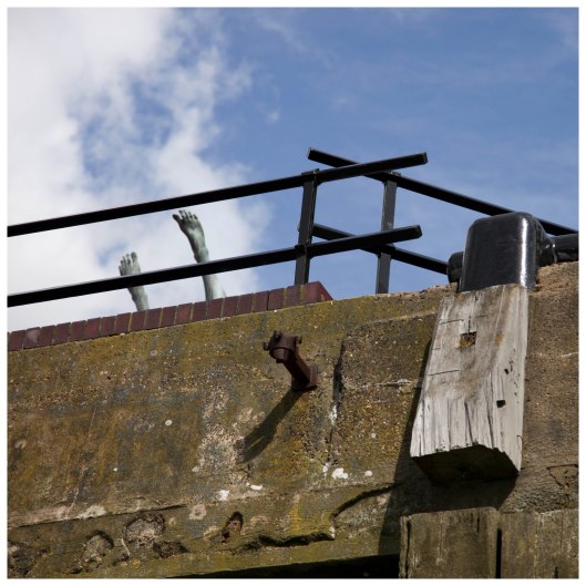 drop steeply  | London | R.Cambusano