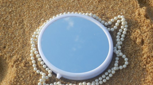 Inspirado nas obras do artista indiano Anish Kapoor e do poeta jornalista carioca Luis F. Papi 1982 b