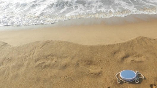 fotoperformance Inspirada nas obras do artista indiano Anish Kapoor e do poeta jornalista carioca Luis F. Papi 1982 | Vila Velga | Escultura, Poesia, fotografia e Performance e fotografia de Geanna Abreu